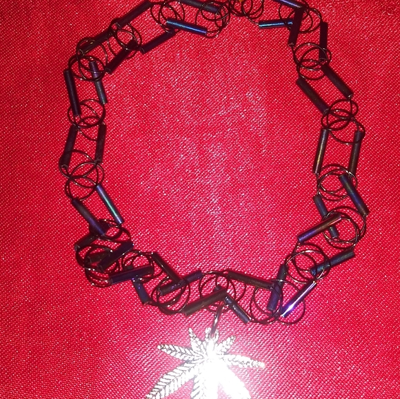 Marijuana leaf beaded tattoo choker necklace - Picture 4 of 5